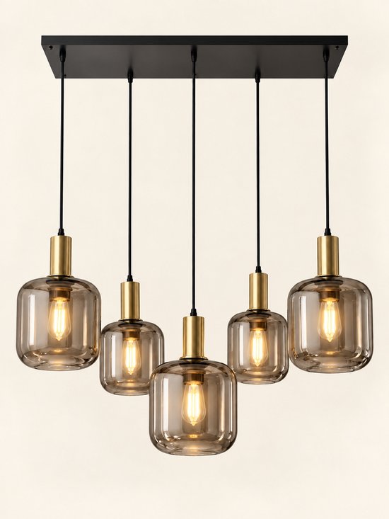 Hanglamp met vijf rookkleurige glazen kappen en bronzen accenten, aan een zwarte ophangplaat.
