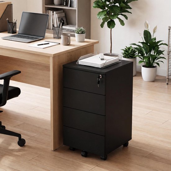 Zwarte archiefkast met 4 lades op wieltjes, naast een bureau met een laptop en een plant.