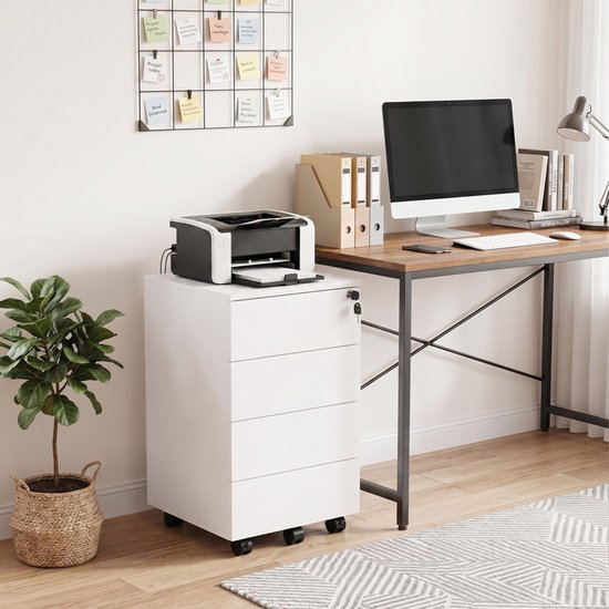 Witte 4-lade archiefkast op wieltjes naast een bureau met printer en computer.