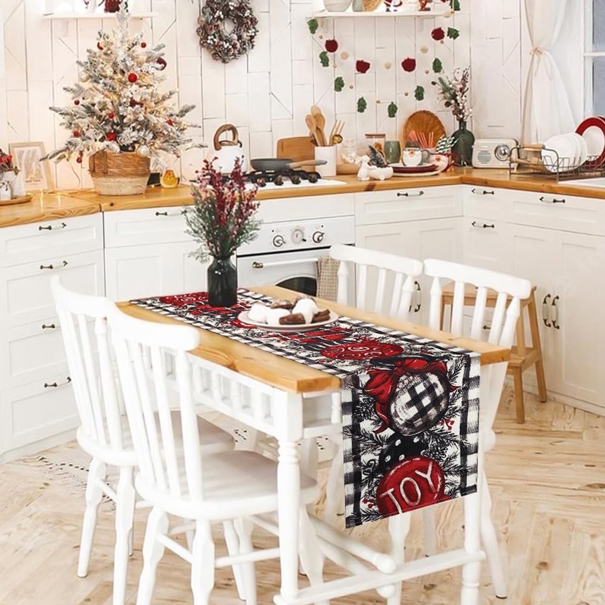 Set van 2 wit-zwarte tafellopers met buffalo-ruitpatroon – tafelloper in boerderijstijl met kerstbalmotief – stoffen tafeldecoratie voor het kerstdiner