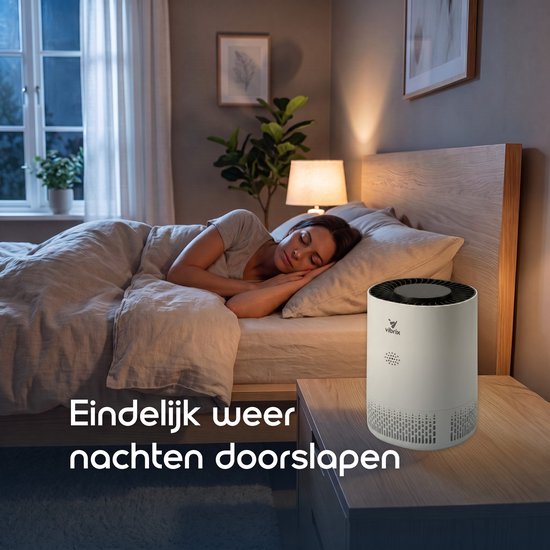 Vrouw slaapt in bed naast een witte luchtreiniger.
