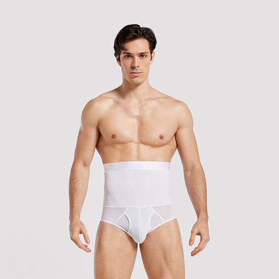 Model draagt een witte herenslip met hoge taille en corrigerend effect voor de buik.