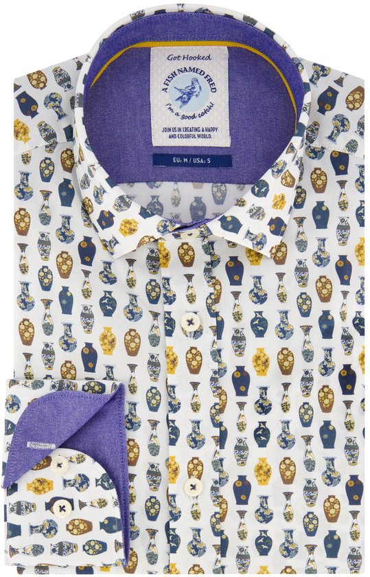Wit overhemd met vazenprint, paarse accenten aan de kraag en manchetten, en "A Fish Named Fred" merklabel.