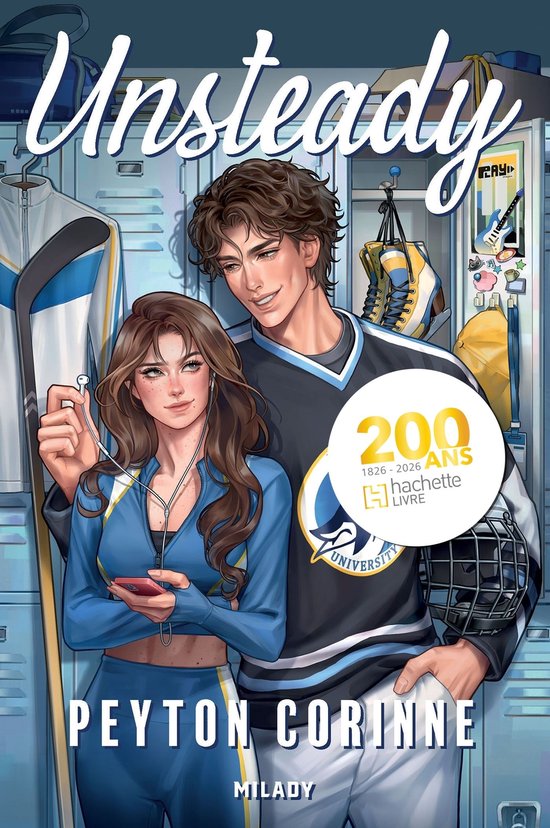 Boekomslag Unsteady door Peyton Corinne met een koppel in sportkleding voor een kleedkamer met een hockeystick.