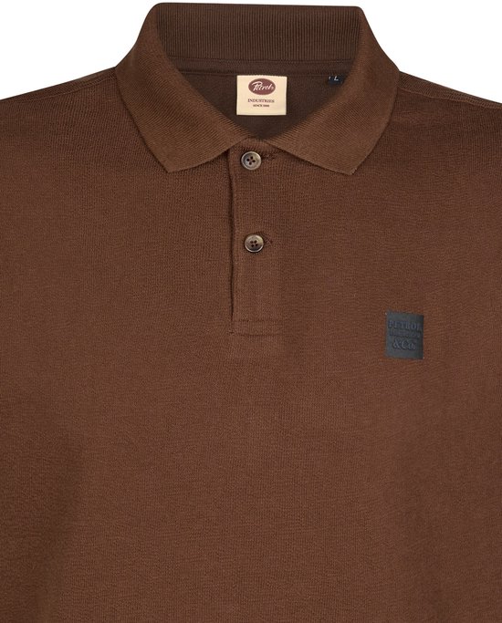 Bruin poloshirt van gebreid katoen met kraag, twee knopen en een 'Petrol Industries & Co.' label op de borst.