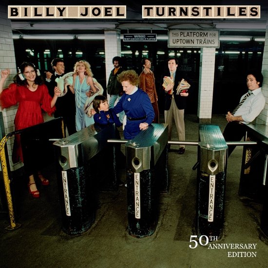 Billy Joel Turnstiles 50-jarig jubileumeditie: mensen bij metrostations met borden 'Entrance' en 'Uptown Trains'.