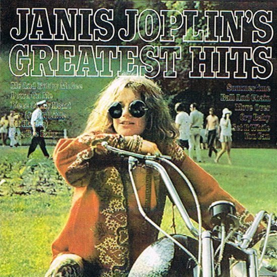 Janis Joplin op motorfiets, dragend oranje jas met paisley-print en ronde zonnebril, met tekst 'Janis Joplin's Greatest Hits'.