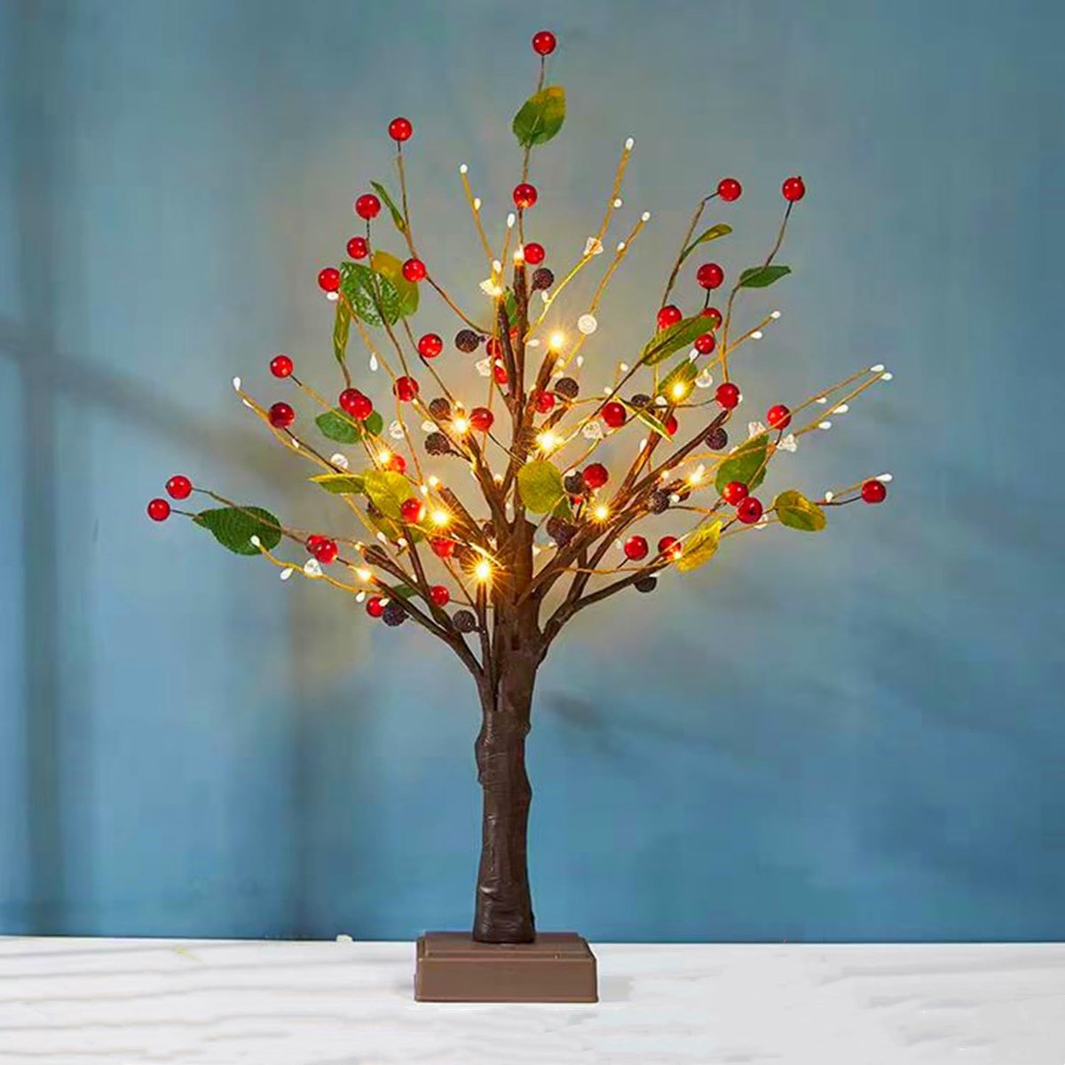 Kerstverlichting boom tafelblad mini kerstboom met LED-verlichting, batterij aangedreven kerst indoor gloed decoraties met rode bessen en groene bladeren, nieuwigheid nachtlamp