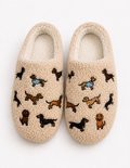 Crème pantoffels met opgedrukte teckels in verschillende kleuren en blauwe truien, van bovenaf gezien.