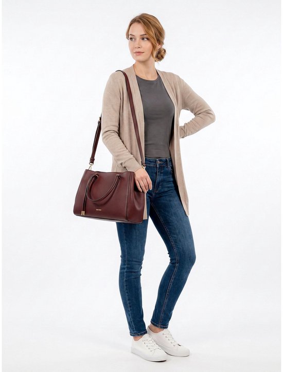Model met bordeauxrode handtas van Suri Frey aan de schouder, casual outfit.