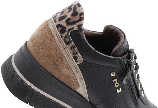Détail du talon en cuir noir, daim marron et motif léopard, avec détails dorés et fermeture éclair.