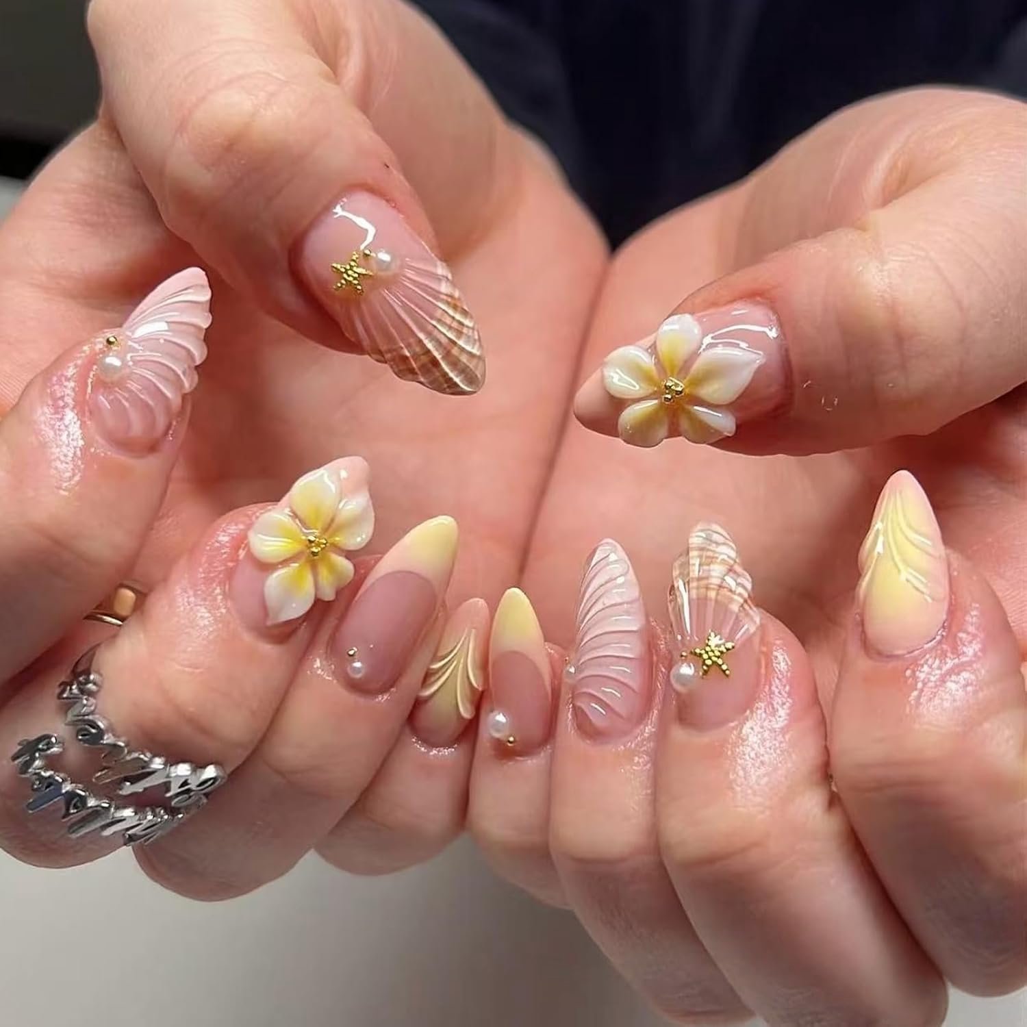 Nagels, kort, amandelgeel, 3D, gestreept, Franse bloemen, schelp, zeester, pareldesign, korte amandel, nepnagels, tips zeebloem, zoete zomer, INS kunstmatige kunstnagels