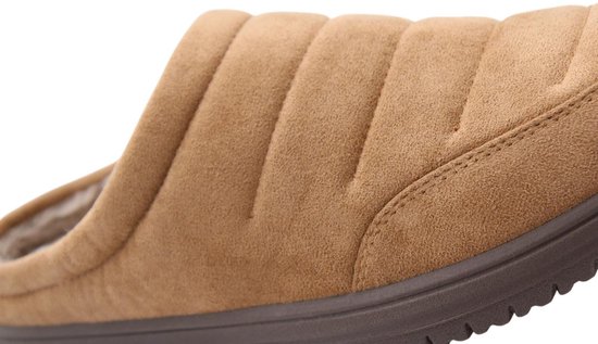 Bruine suède Skechers MURETTE - GARVANZA sloffen met doorgestikt detail en donkerbruine zool.
