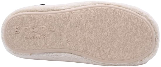 Onderkant van crèmekleurige pantoffel met reliëftekst 'SCAPA HOMEWEAR', 'MADE IN SPAIN' en maat 36.