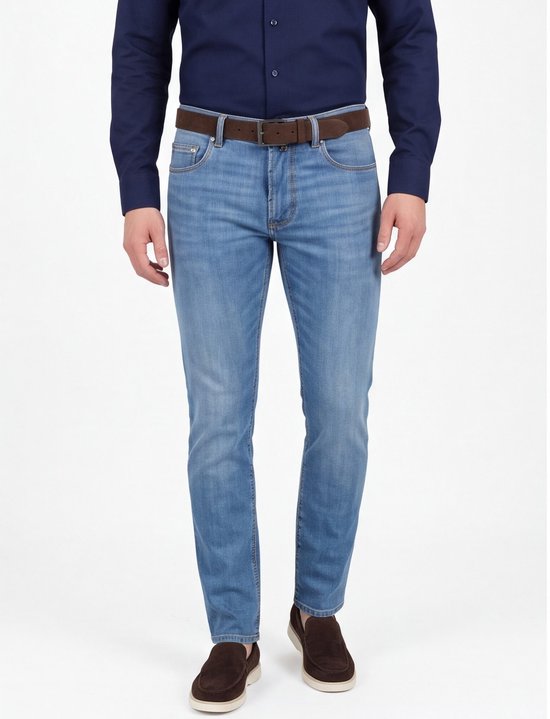 Voorkant van lichtblauwe Pierre Cardin jeans gecombineerd met een donkerblauw overhemd en bruine riem.