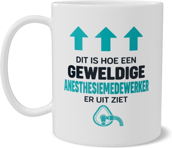 Witte mok met petrolkleurige pijlen, tekst 'Dit is hoe een geweldige anesthesiemedewerker er uit ziet' en masker-icoon.