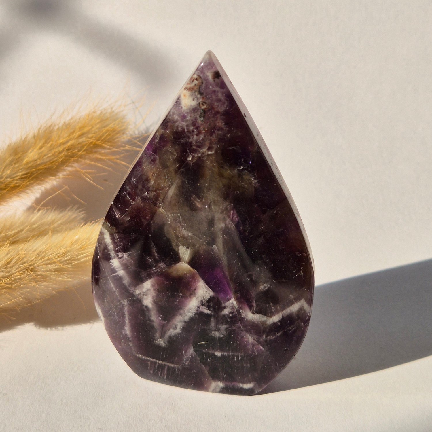 Moonlight Gemstones Dream Amethist - Druppelvormige Drop Staande Edelsteen Kristal - 110gram Meerkleurig