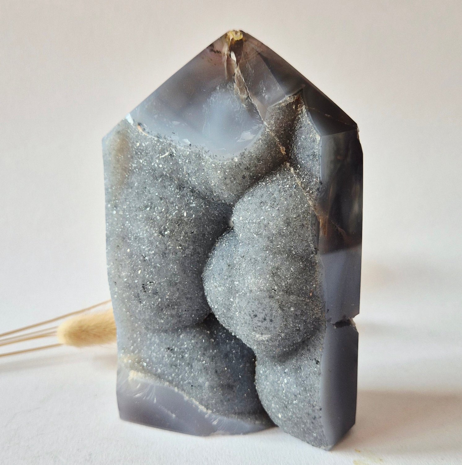Moonlight Gemstones Druzy Agaat Toren uit Uruguay #115 – 643 gram | Natuurlijke Geode Edelsteen Meerkleurig