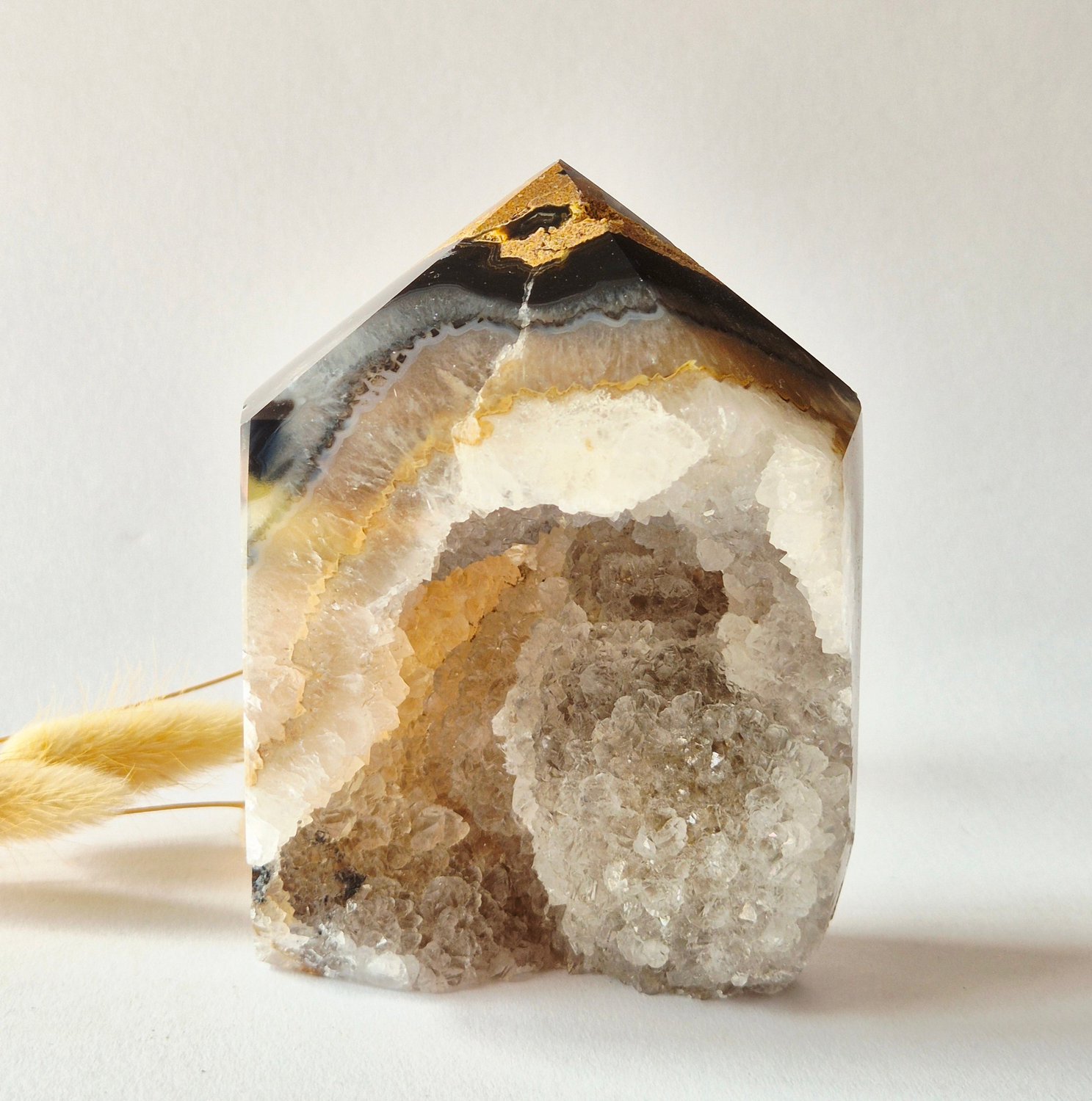 Moonlight Gemstones Druzy Agaat Toren uit Uruguay #111 – 599 gram | Natuurlijke Geode Edelsteen Meerkleurig
