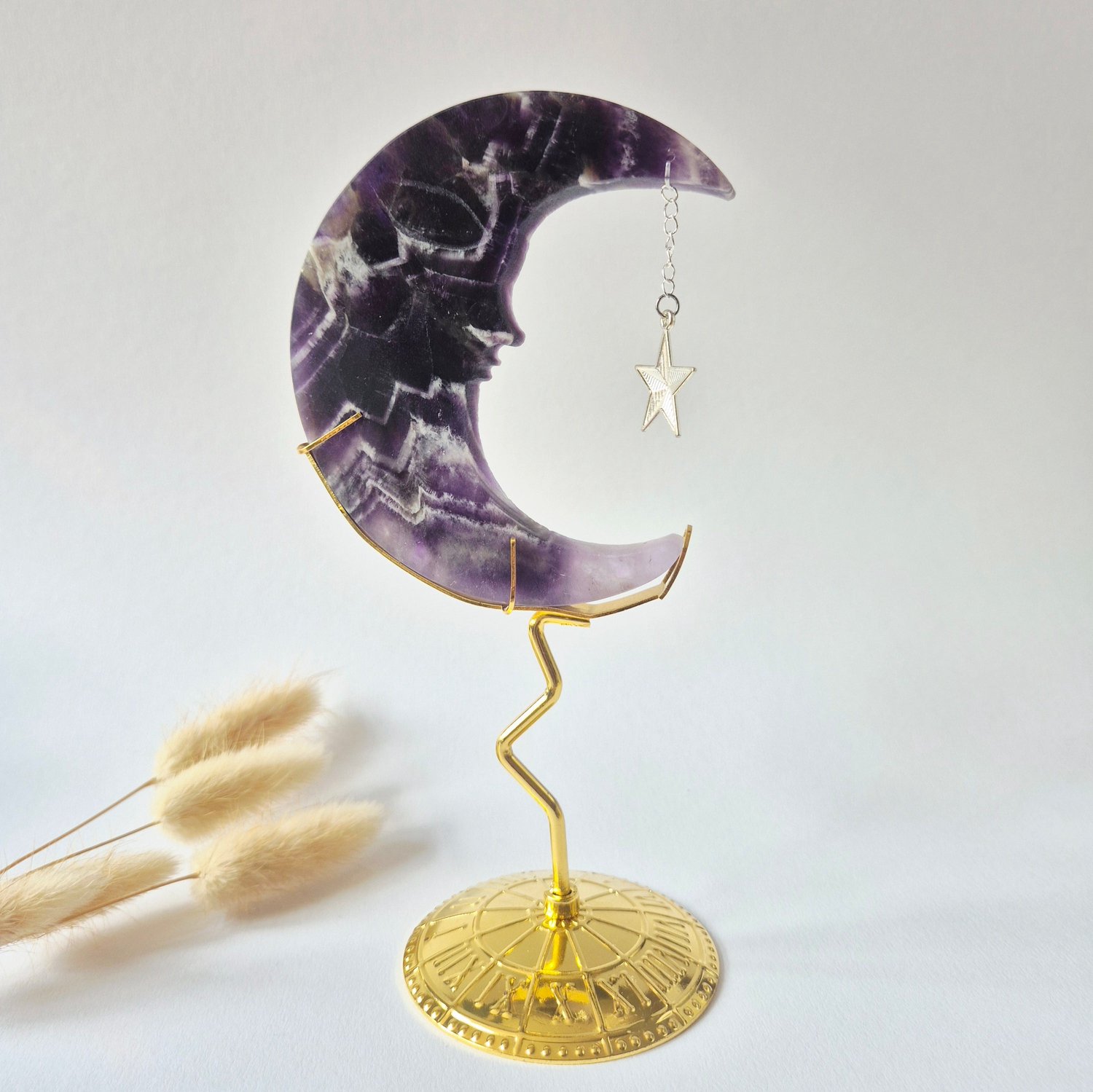 Moonlight Gemstones Dream Amethist Maan op Goudkleurige Standaard – 10cm #13 - Edelsteen Gezicht Gravure Spiritueel Interieur Meerkleurig
