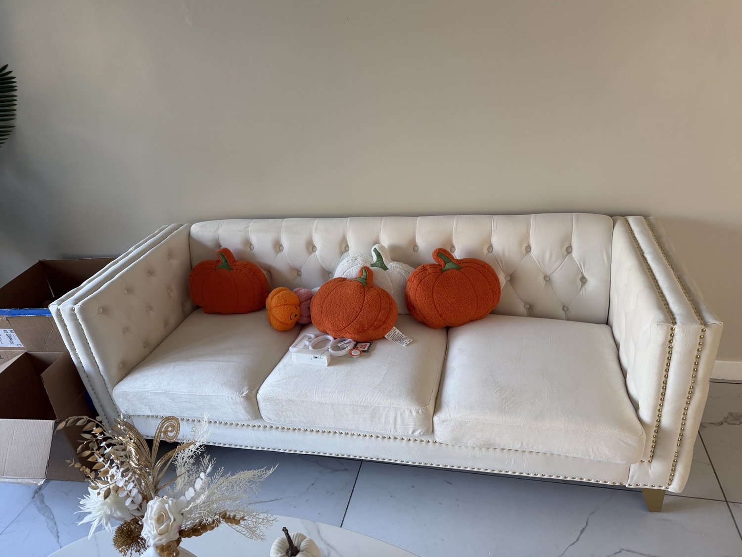 FloraGrace Chesterfield Bank 2 Zits - Gecapitonneerde Rugleuning en Goudkleurige Siernagels - Woonkamer en Kantoor - Fluweel - Beige