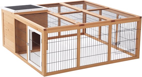 Houten ren met zwart dak en metalen tralies, geïsoleerd op witte achtergrond.