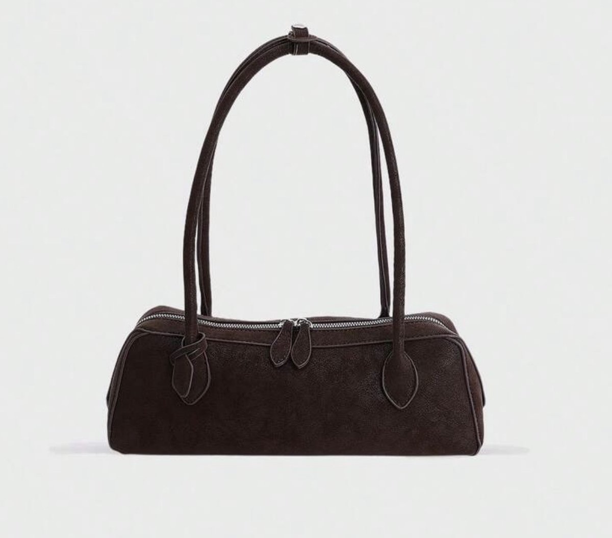 Langwerpige schoudertas - Schoudertas - bruine schoudertas - suede-look bruine schoudertas - schoudertas met franjes - bag - sholder bag - handbag - handtas - tas - vanity tas - statement tas - Baguette Schoudertas - gebogen pu schoudertas