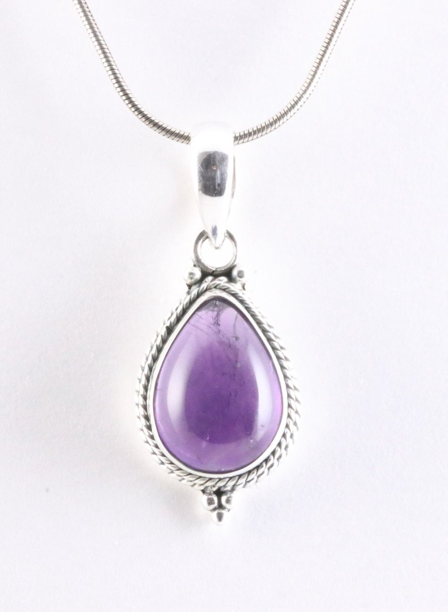 Bewerkte zilveren hanger met amethist aan ketting