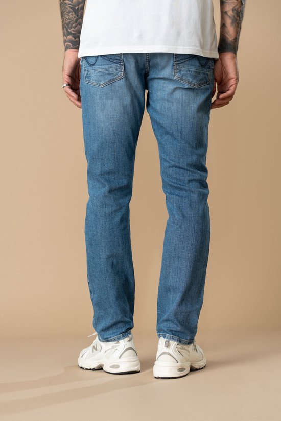 Achterkant van blauwe rechte jeans met opgestikte zakken.
