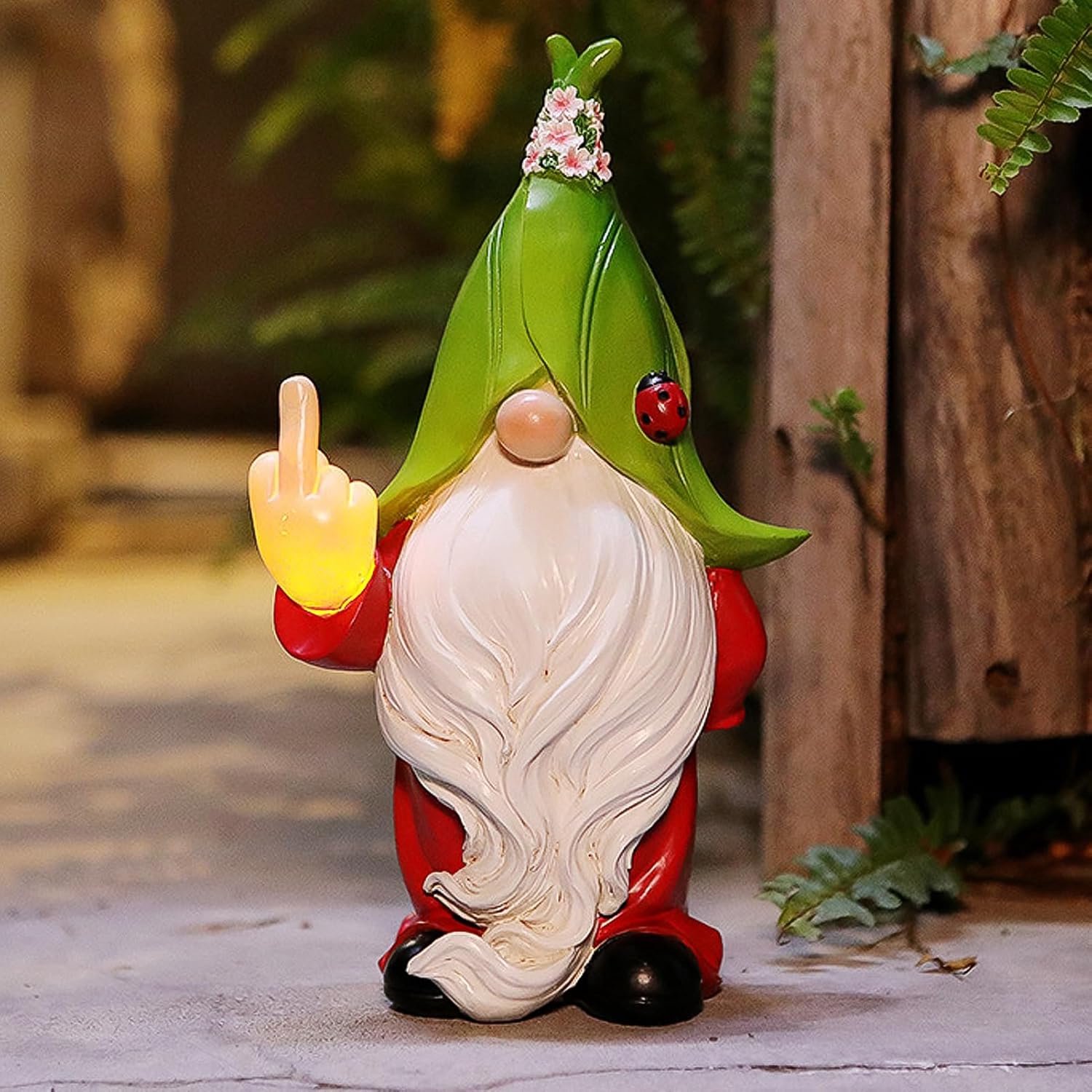 Grappige kabouterfiguur, tuinkabouter op zonne-energie, tuinkabouter kunsthars, tuinkabouterdecoratie, zonne-dwergdecoraties houden magische bal, tuinkabouter met solar ledlampen (middelvinger)