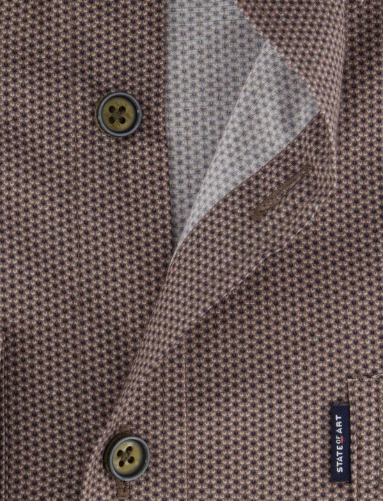 Detail van bruin State of Art overhemd met knoop en print, met label.