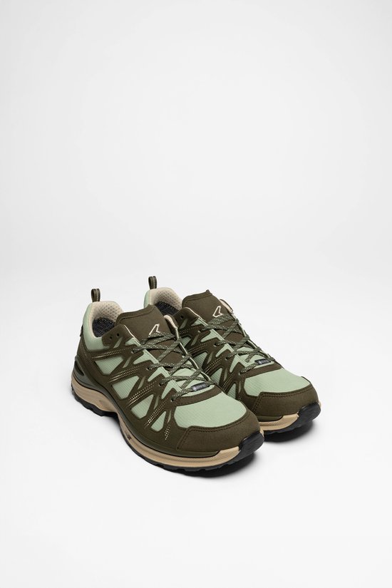 Paar olijfgroene en saliegroene wandelschoenen met veters.