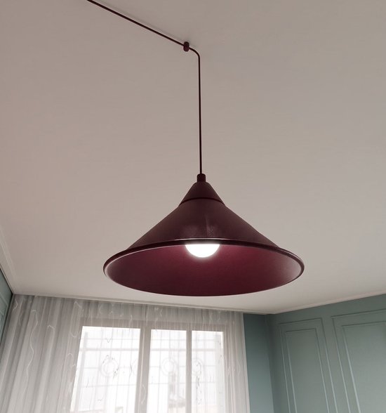 Bourgondische hanglamp met een kegelvormige kap en een interne lichtbron tegen een lichtblauwe achtergrond.