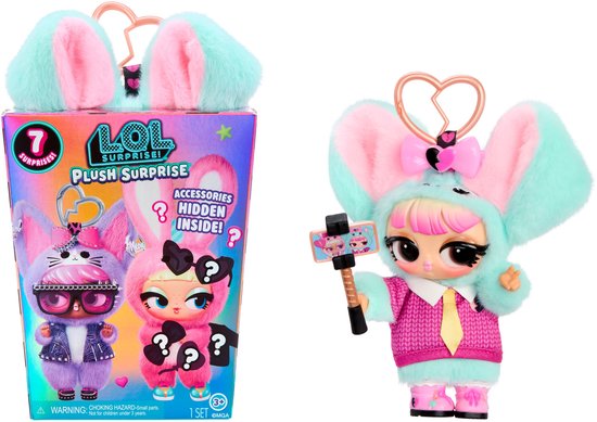 LOL Surprise Plush Surprise-doos naast een pop met roze gebreid vestje en een selfiestick.
