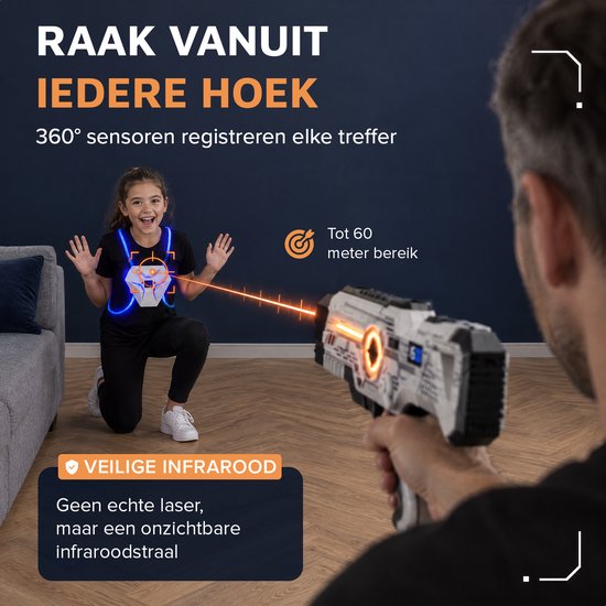 Kind met lichtgevend vest wordt in een woonkamer geraakt door een onzichtbare infraroodstraal van een laser blaster.