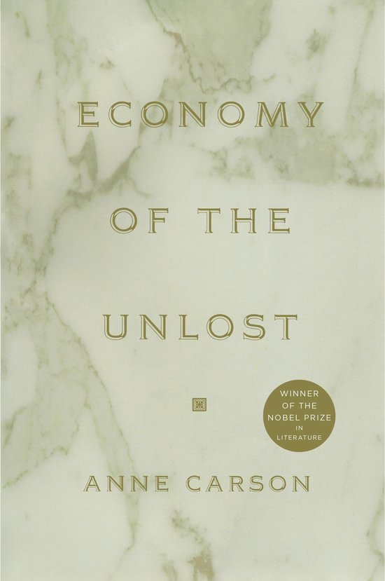 Couverture du livre 'Economy of the Unlost' d'Anne Carson avec un motif de marbre vert et le texte 'Prix Nobel de littérature'.