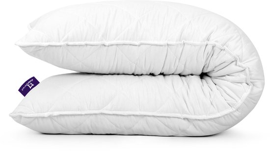 Oreiller ergonomique blanc pour le corps avec motif losanges et étiquette violette Slaapspeciaal, plié en deux.