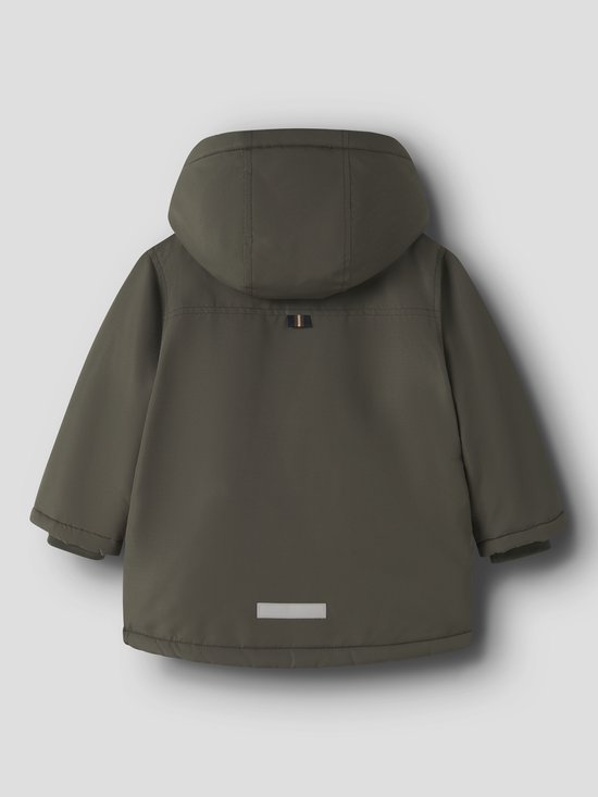 Achterkant van een olijfgroene parka met capuchon en reflecterend detail onderaan.