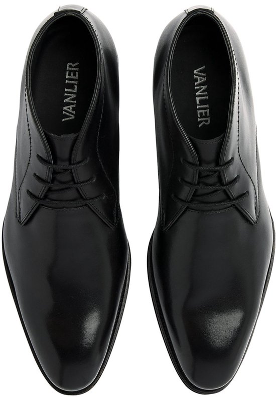 Bovenaanzicht van twee zwarte leren veterschoenen met Van Lier branding op de binnenzool.