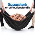 Twee personen tillen een stapel bakstenen in een zwarte, scheurbestendige hoes.
