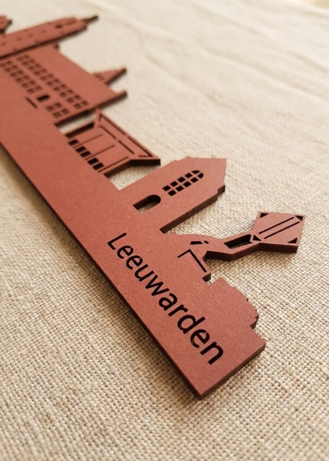 Houten Skyline Leeuwarden | Wanddecoratie voor aan de muur | Rood MDF | 70 x 13 cm