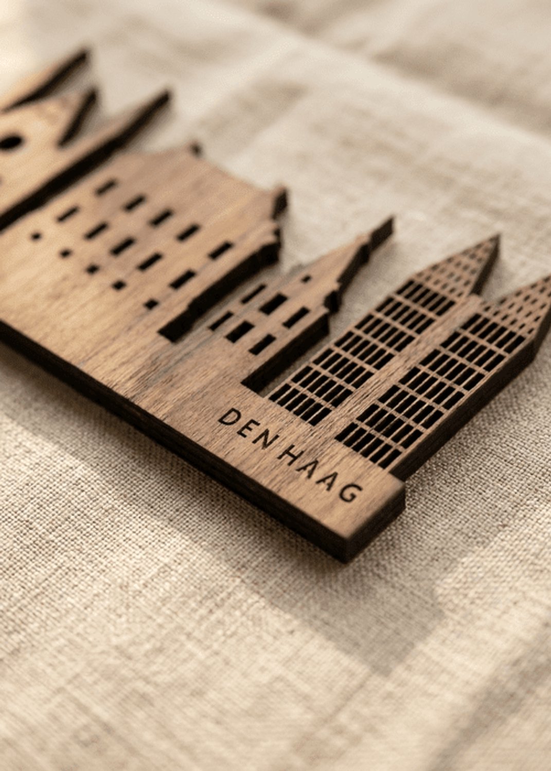 Houten Skyline Den Haag | Wanddecoratie voor aan de muur | Noten | 70 x 14 cm