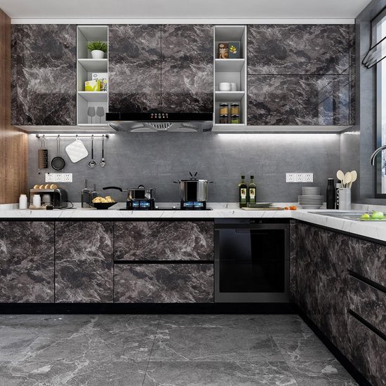 Moderne keuken met zwarte marmerfolie op de kasten en het aanrecht.