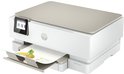 Witte HP ENVY Inspire printer met beige deksel, touchscreen en document met grafische print.