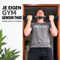Een gespierde man met een grijze t-shirt doet een oefening aan een optrekstang in een deuropening, zonder boren te monteren.