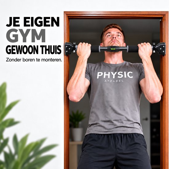 Een gespierde man met een grijze t-shirt doet een oefening aan een optrekstang in een deuropening, zonder boren te monteren.