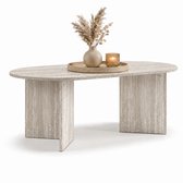 Ovale salontafel in travertijn look met vaas en kaars, geïsoleerd op witte achtergrond.