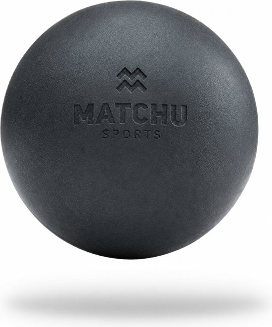 Zwarte massagebal van Matchu Sports met logo, diameter 6 cm.