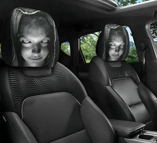 Griezelig ontwerp van een meisje met witte ogen, op de hoofdsteunen van een auto.