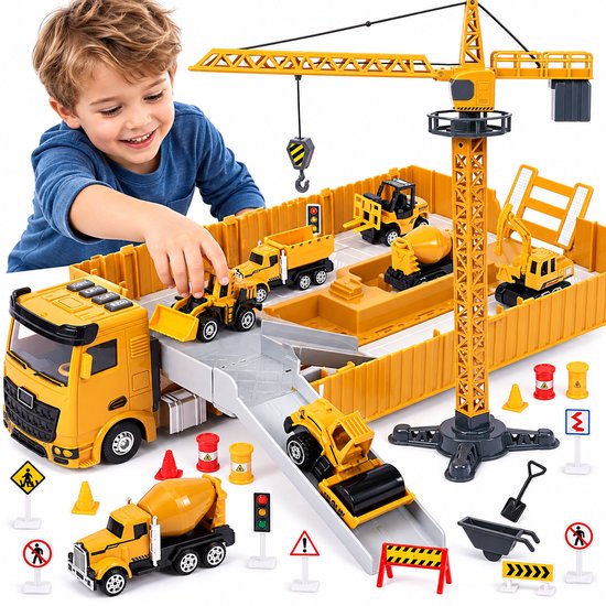 Jongen speelt met een gele speelgoed bouwplaats set met vrachtwagen, kraan en diverse kleine voertuigen.